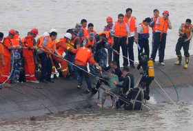 Divers comb capsized China ship, hopes fade for survivors